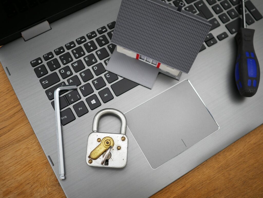 A laptop with a padlock on top, illustrating privacy policy and data protrction.